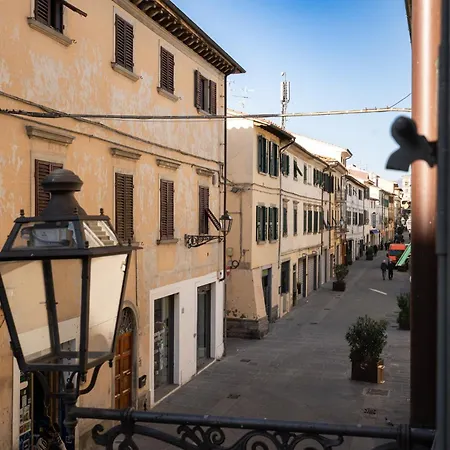 Cicognini Con Patio Privato شقة